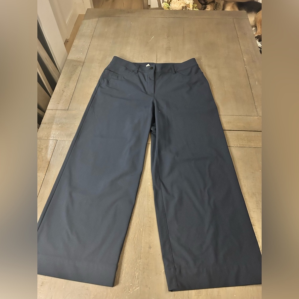 Lululemon women’s cropped, capri pants, wide leg size 31